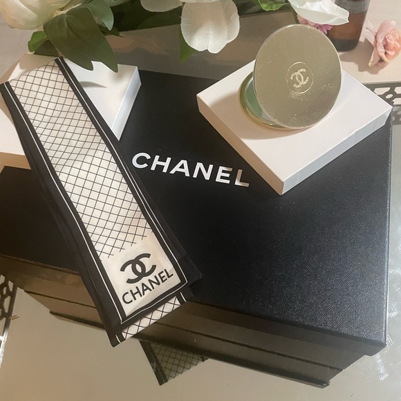 🖤 Chanel Mulberry Silk – Gold Compact Mirror - NEW – 🖤 - Picture 1 of 5